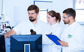 Employees in the GC-measuring laboratory